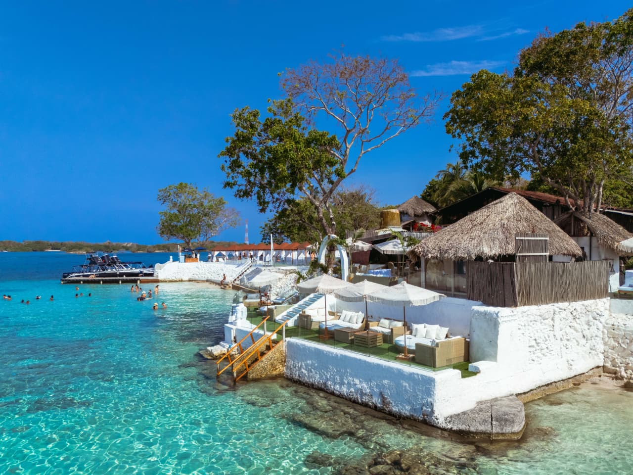 Vista panorámica de Bora Bora Beach Club Área VIP junto al mar en Islas del Rosario