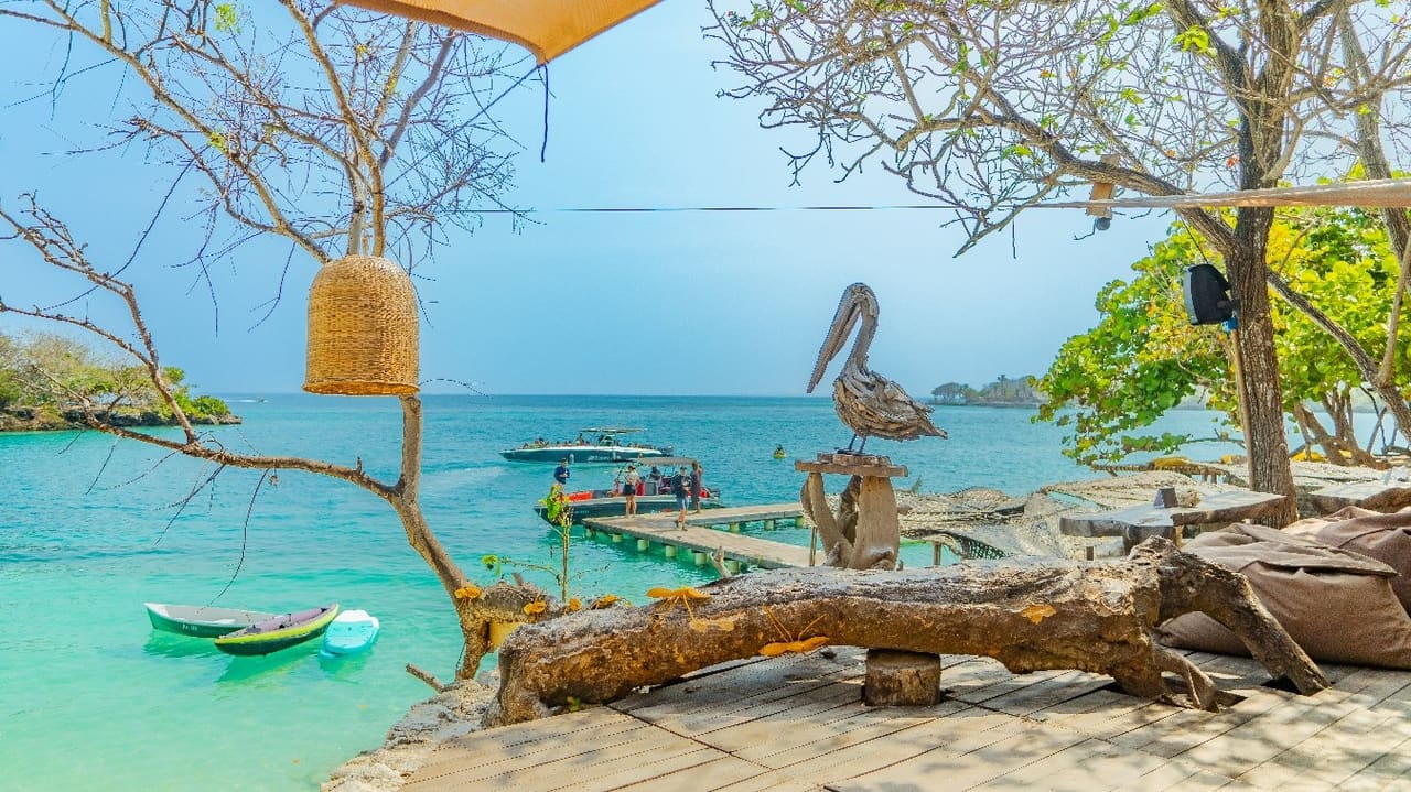 Vista al mar y lancha desde PA'UE Beach Lounge en Islas del Rosario