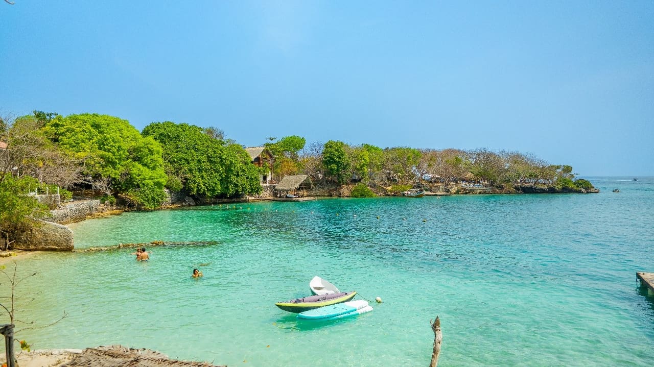 Playa de aguas turquesas en PA'UE Beach Lounge, Islas del Rosario