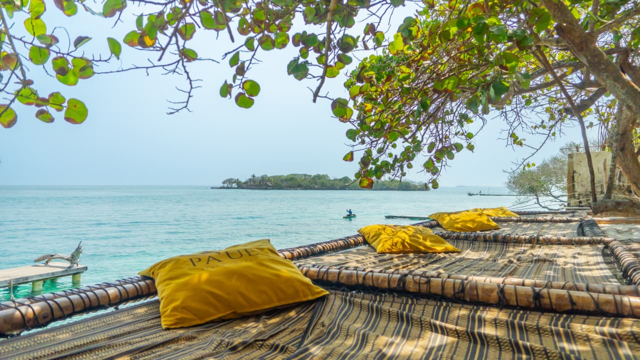 Zona lounge de PA'UE Beach Lounge frente al mar Caribe