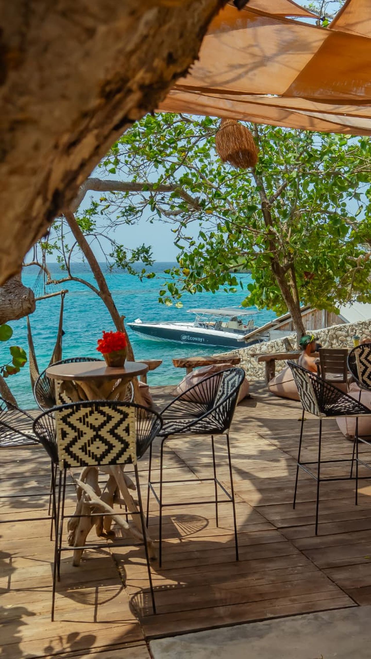 Terraza de PA'UE Beach Lounge con vista al mar Caribe
